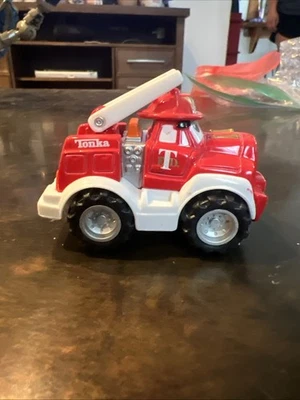 Maisto Tonka 2000 Hasbro Chuck Fire Truck - Image 1 of 4