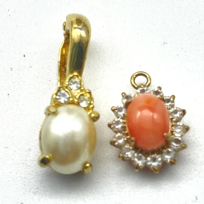 Lote de 2 colgantes en tono dorado con detalles de perlas de imitación y diamantes de imitación de coral ovalados vintage Foto 1 de 4