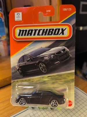 Matchbox 2025 Holden VF Commodore SSV 106/125 negro Foto 1 de 2