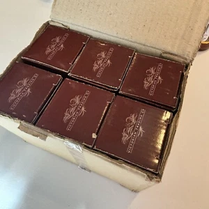 Cajas de porcelana floral con tapa Victorian Trading Co - Juego de 12 flores únicas - Imagen 1 de 14