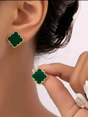 Aretes de Trebol chapados en oro 14k con esmalte verde Regalo Para Mujeres - Image 1 of 4