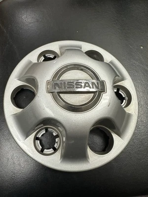 04-22 Tapa central usada OEM Nissan Titan  Foto 1 de 3