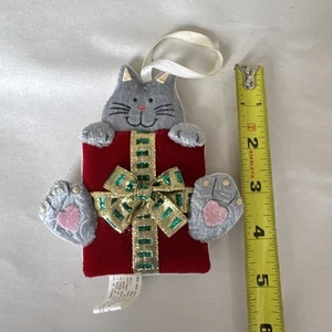 Carino gatto grigio che tiene rosso regalo ornamento da appendere morbido - Foto 1 di 7