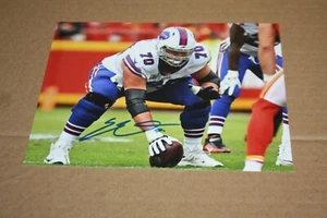 BUFFALO BILLS ERIC WOOD #70 SIGNED 8X10 PHOTO SNAPPING POSE ALL PRO AWAY - Picture 1 of 1