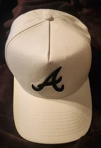 Vintage Y2K Atlanta Braves New Era 9Forty weiße Snapback-Mütze Baseballkappe neu mit Etikett - Bild 1 von 9