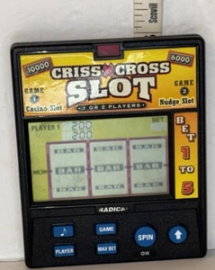 Vintage Radica Criss Cross Slot Handheld elektronisches Casinospiel Modell 974 funktioniert - Bild 1 von 3