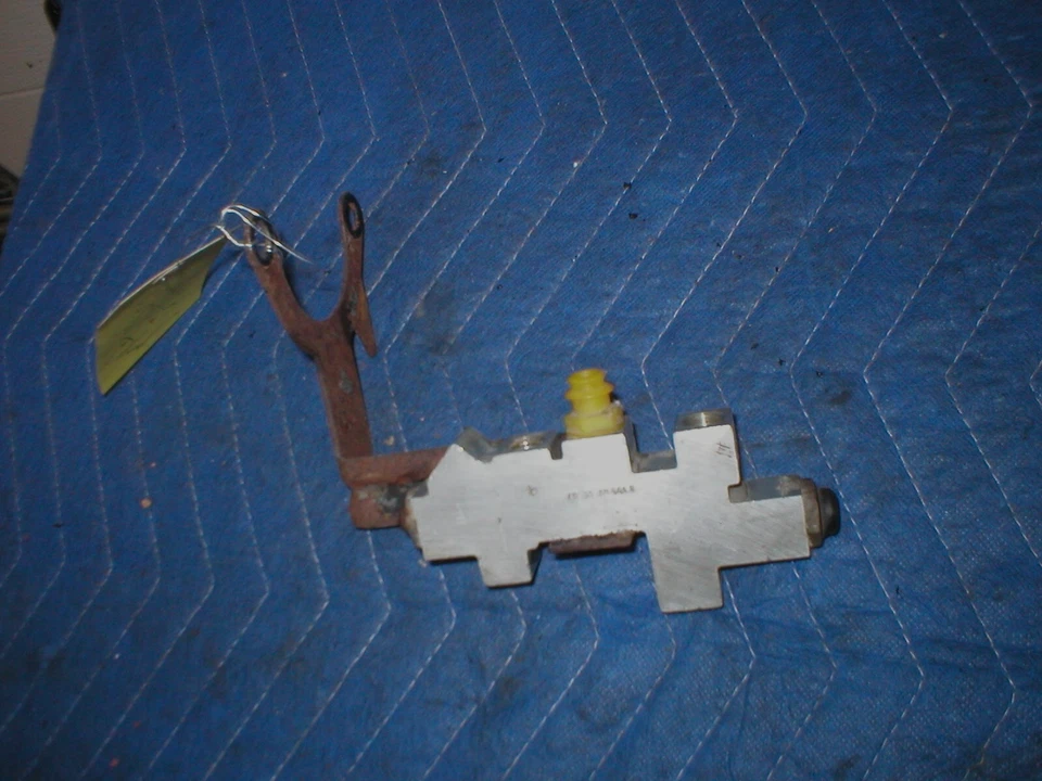 Válvula dosificadora de frenos Camaro Firebird 1986-1989 para disco delantero y tambor trasero Foto 1 de 2