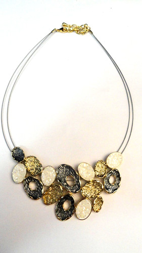 VETEMENTS Collana Galleggiante Non Marcata ? Charming Charlie? Ciondolo astratto bianco oro grigio