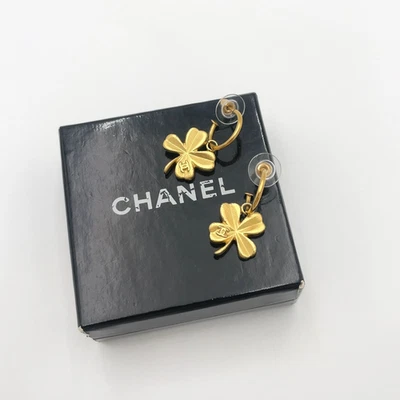 Auténticos Pendientes Chanel Coco Swing Trébol GD Grabados 05P con Caja BA120007 Foto 1 de 4