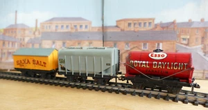 3 Hornby-Dublo freight wagons in original blue boxes- 1 is tin plate tanker - Picture 1 of 9
