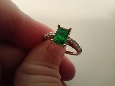 Anillo ajustable enchapado en rodio con piedra central verde corte esmeralda/acentos transparentes Foto 1 de 4