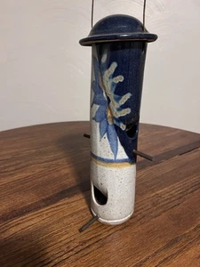 Ayers Pottery - Alimentador de pájaros de cerámica Hannibal MO - 18” de alto con etiqueta colgante - Imagen 1 de 7