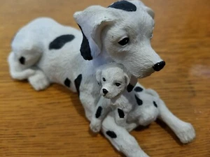 Esta hermosa estatuilla cuenta con una dálmata y su cachorro. - Imagen 1 de 8