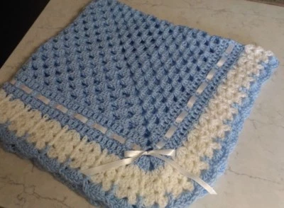  Manta cuadrada para bebé afgana azul y blanca crochet a mano Foto 1 de 3
