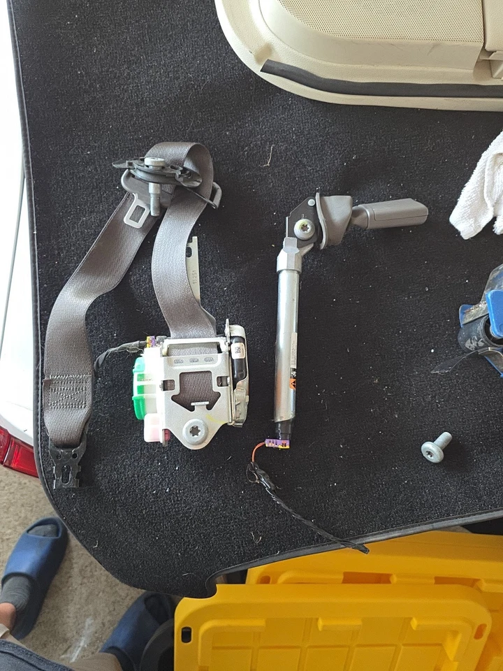 Chevrolet Malibu 2016-2019 conjunto retractor cinturón de seguridad delantero conductor marrón oscuro Foto 1 de 4