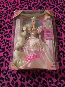NRFB Vintage 1997 Rapunzel Barbie Puppe #17646 lange blonde Haare rosa Kleid/Kleid - Bild 1 von 2