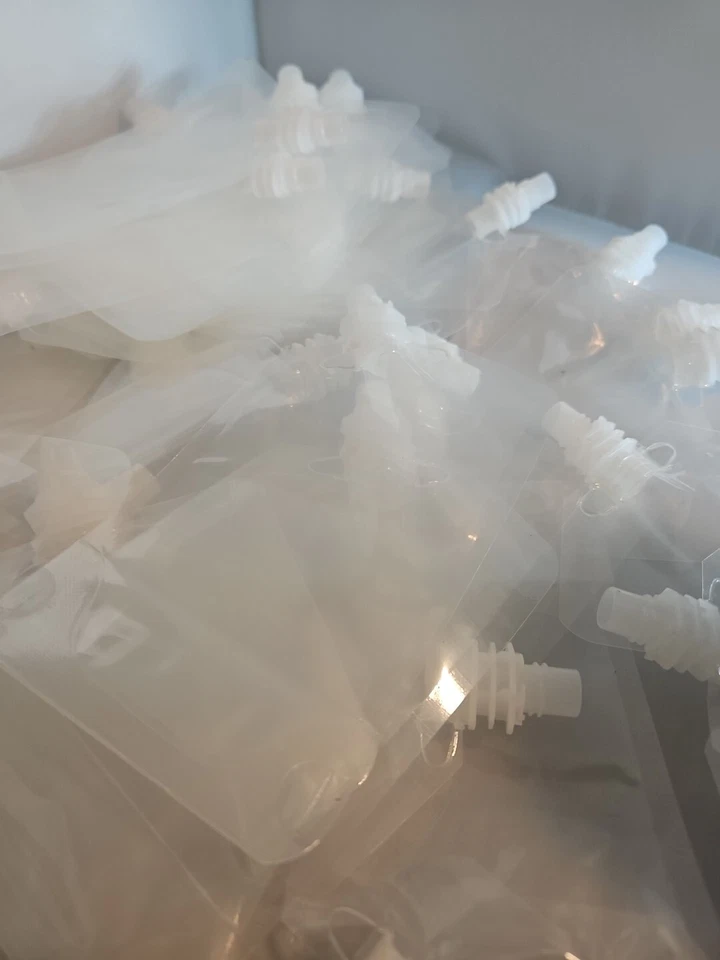 Frascos de plástico reutilizables de 8 OZ, bolsas de bebidas aptas para viajar Foto 1 de 4