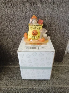 Charming Tails Bag Of Tricks Or Treats Figurine - Bild 1 von 3