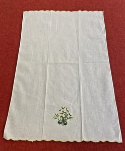 Vintage Hand Made Linen Hand Towel w Embroidered Floral Pattern Guest Room Art - Picture 1 of 9