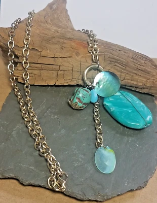 Vintage Gold Tone Chain  Dangle Charm Shell Beads Pendant Necklace Costume Boho Foto 1 de 4