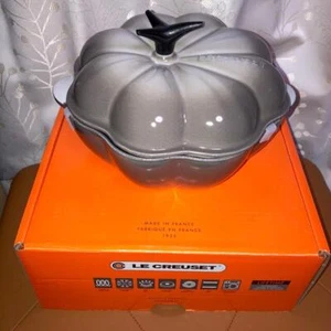 Le Creuset Zweihand Topf Kürbis Cocotte Muskat Halloween Limited Edition Neu - Bild 1 von 7