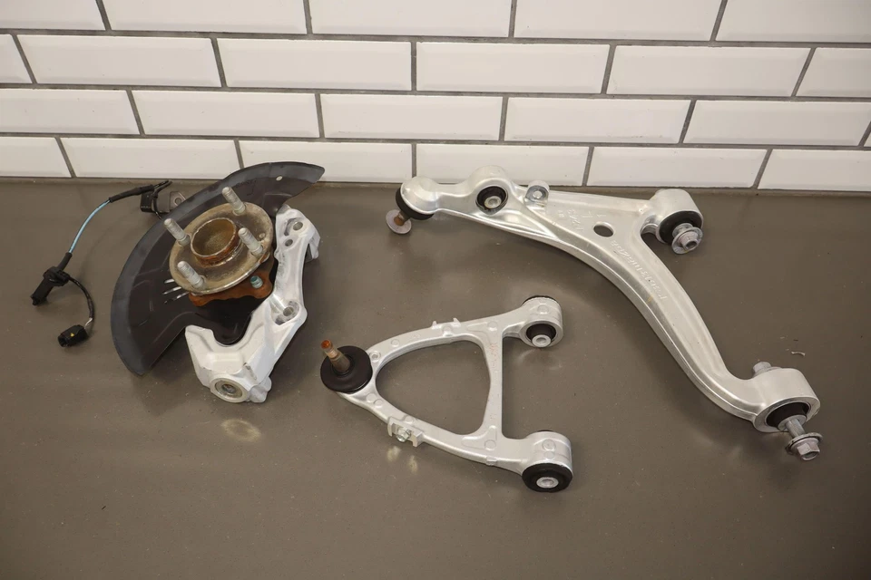 Fiat 124 Spider Abarth 2019 conductor izquierda izquierda izquierda suspensión delantera brazos de control de rodilla Foto 1 de 4