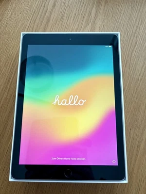 Apple iPad 6. Gen. 128GB, WLAN, 24,64 cm, (9,7 Zoll) - Spacegrau - Bild 1 von 4