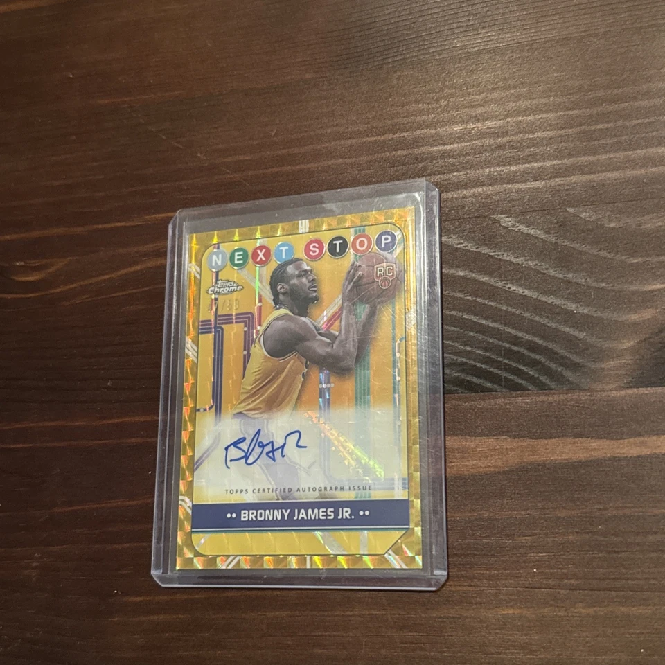 2024-25 Topps Chrome NSS-BJ Bronny James Jr. RC Gołd Geometric Rookie Auto /50 - Bild 1 von 2