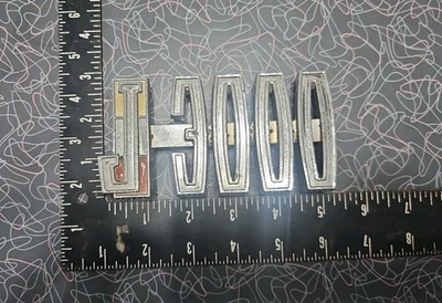 Jeep Gladiator 1968-1971 J3000 guardabarros emblema insignia placa de identificación Kaiser Foto 1 de 4