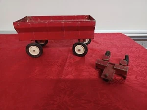Ertl Red IH Farmall Flared Wagon Two Row Planter 1/16 Farm Toys - Picture 1 of 7