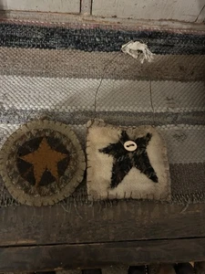 A Pair Of Handmade Christmas Ornaments By Angela Hillstrom Of Olde Raggs - Picture 1 of 6