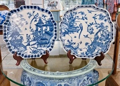 Pratos de flor estilo vintage azul e branco com suporte - Conjunto de 2! - Imagem 1 de 4