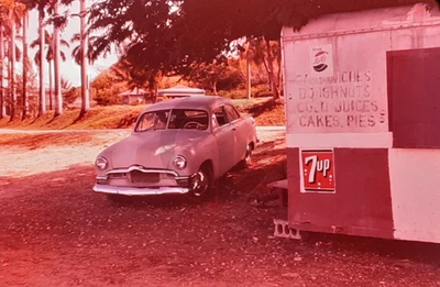 Ford Custom @ Suporte para Lanches com Pepsi e Placas 7-up, Havaí?: corrediça 35 mm da década de 1950 - Imagem 1 de 4