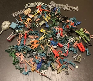 Huge Lot Toy Soldier Army Men Cowboys Indians VINTAGE 150+ Pieces - Picture 1 of 7