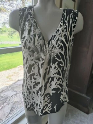 Blusa Top Line Two Estampado Coral Blanco y Negro Cuello en V Sin Mangas Talla S Foto 1 de 4