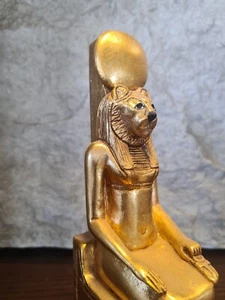 Göttin Sekhmet, einzigartige vergoldete Replik sitzender Statue auf Thron - Bild 1 von 14