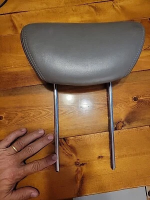 Reposacabezas Kia Sedona tercera fila cuero gris de 2006 izquierda o derecha no central Foto 1 de 4