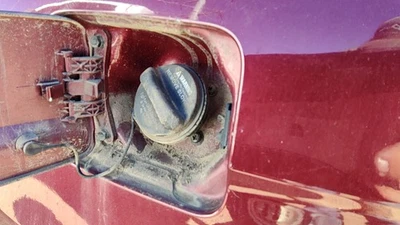 Conjunto de cuello de llenado de combustible Hyundai Accent 2006-2008 con tapa de gasolina OEM 4 puertas Foto 1 de 2