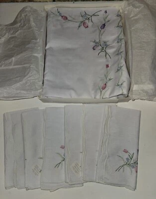 VINTAGE FREDERICK NELSON TABLE CLOTH AND NAPKINS - Image 1 of 4