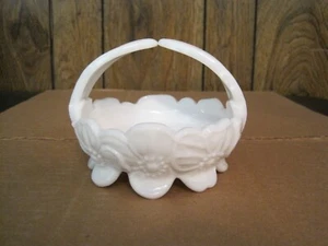 VINTAGE WESTMORELAND WHITE MILK GLASS SPLIT HANDLE DOGWOOD FLORAL SMALL BASKET - Picture 1 of 13