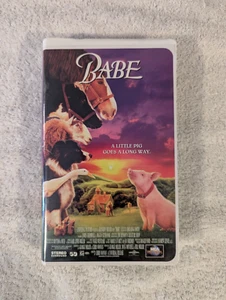 Babe (VHS, 1996) Klappkoffer - Bild 1 von 6