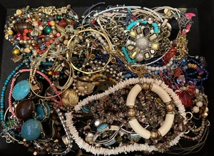 Schmuck Konvolut Vintage und Modern Pins Armbänder Halsketten 3 Pfund - Bild 1 von 6