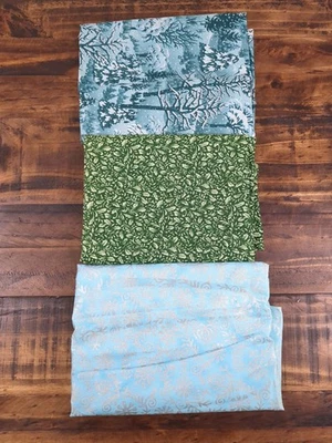 Lote de tela, copos de nieve, árboles, acebo, azul, verde, blanco, 1 lb 13 oz Foto 1 de 4