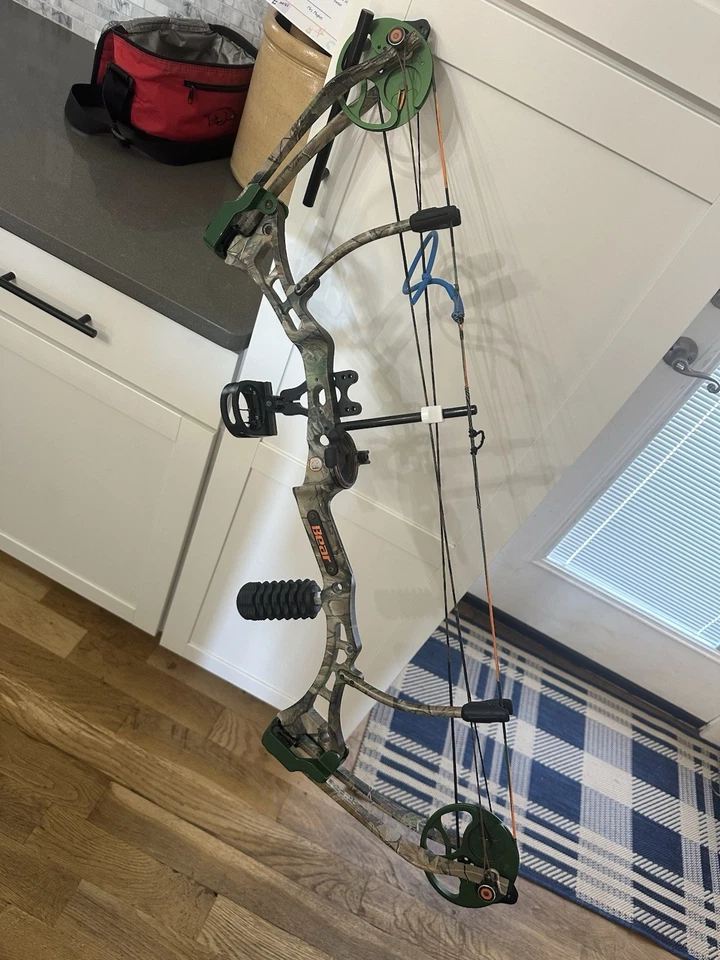 Bear Truth 2 Young Gun Compound Bow.. Right Hand. Excellent Condition - Image 1 of 3