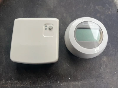 honeywell wireless thermostat T87RF2033 and receiver - Image 1 of 3