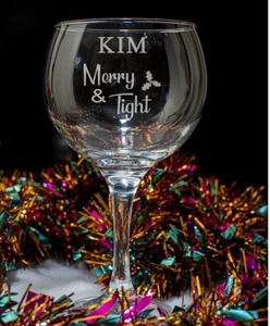 Großes Gin Glas handgeätzt Weihnachten lustiges Design Merry & Tight & Name in Geschenkbox - Bild 1 von 5