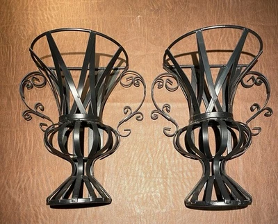 Dos accesorios de pared de metal para plantas Foto 1 de 4