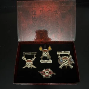 DCL - PIRATES OF THE CARIBBEAN - LOGO, SKULL 4 PIN BOXED LE 500 SET DISNEY - Bild 1 von 3