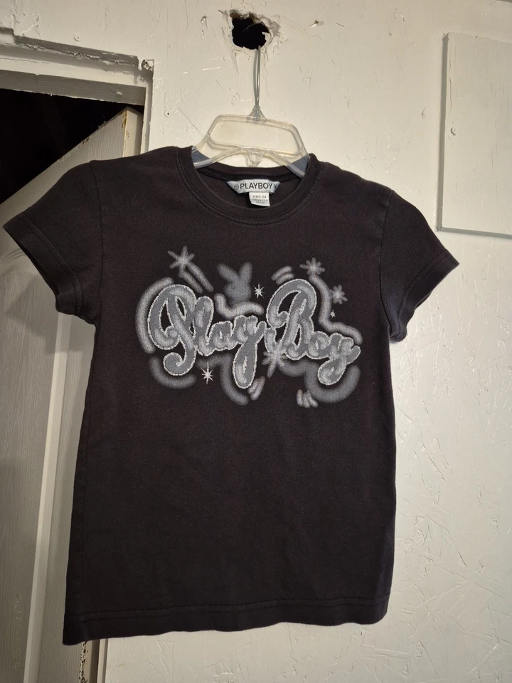 Camiseta Babydoll Y2k Rara PLAYBOY Chocolate y Gris "Graffiti" M/L Foto 1 de 4