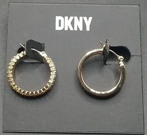 Pendientes de aro pequeño de cubo de cristal DKNY 0,9" oro clásico NUEVOS - JLY82 - Imagen 1 de 7